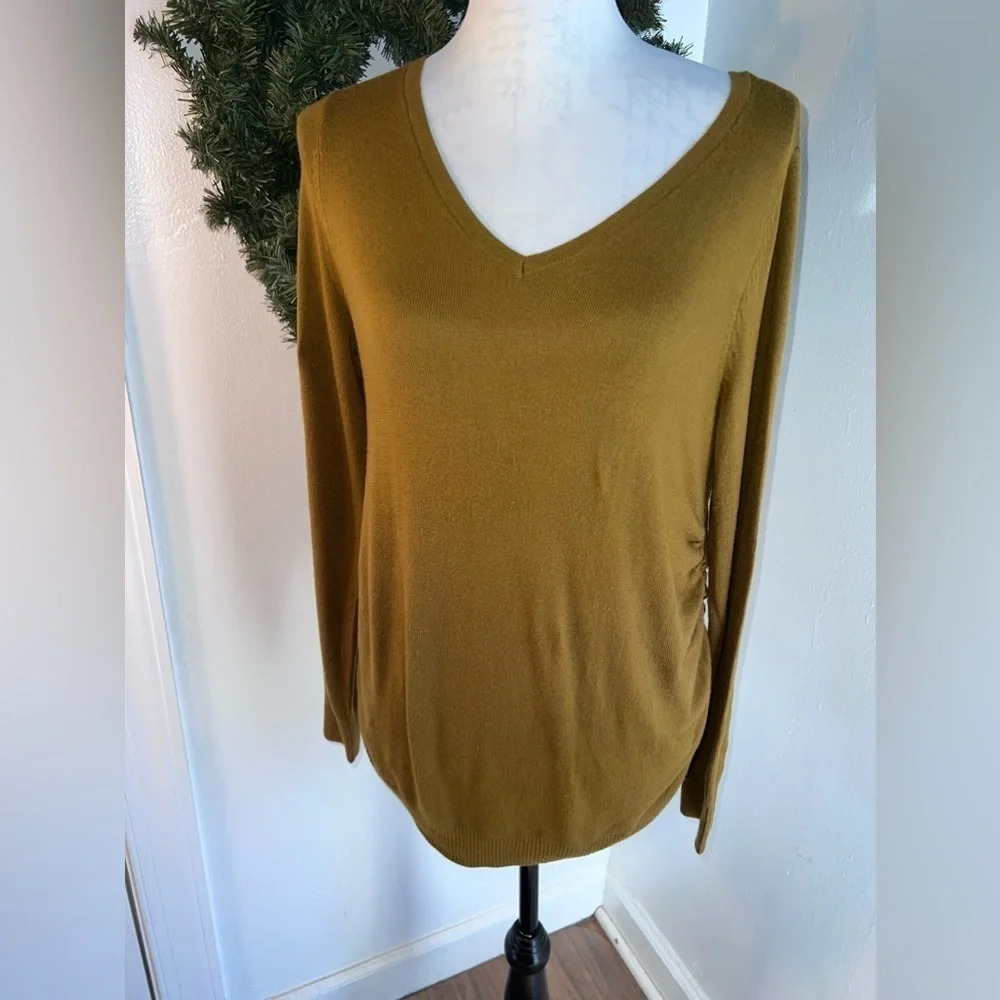 Isabel Maternity, M, NWT,deep V neck, long sleeve, ruched‎ side, rounded hem .